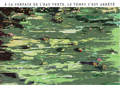 à la surface de l'eau verte